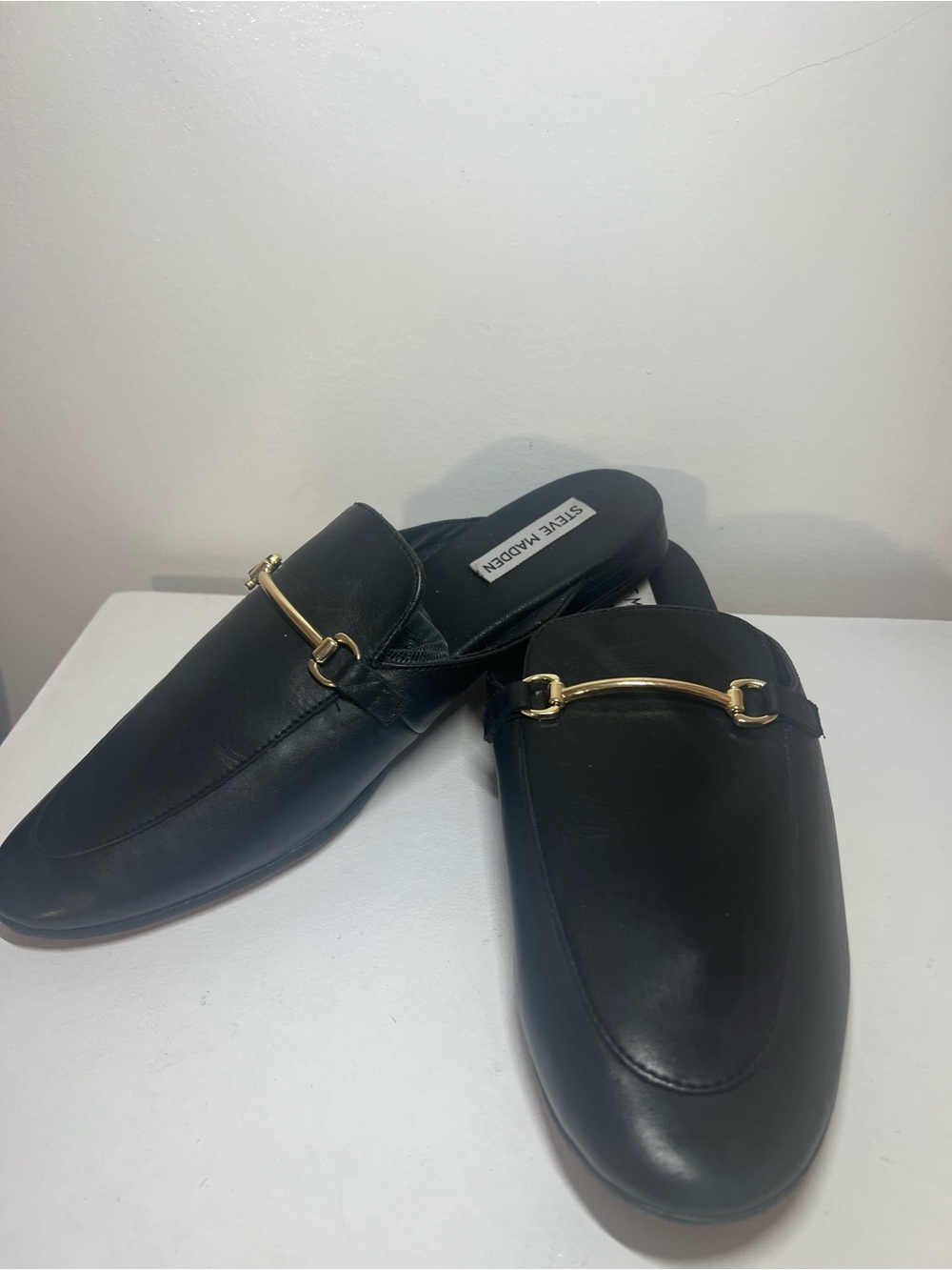 New without  tags Steve Madden Black Leather Slip-On Loafers with Gold Horsebit